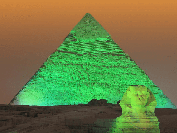 El tour opcional del espectáculo de luces de las Pirámides.