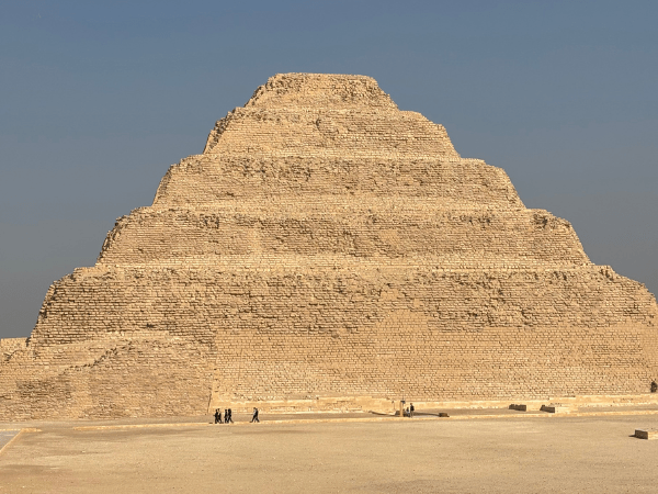 Visita alla piramide in 6 gradini.