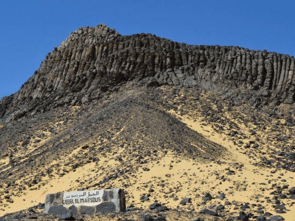 Explore the village of Bawiti