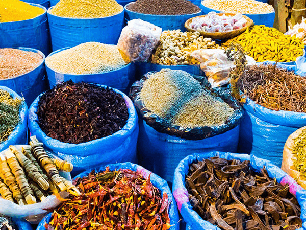 Caminando en el Bazar de Asuán